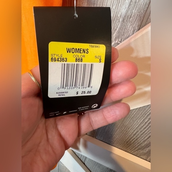 B2.07 NWT Nike Dri Fit Tee small The Nike Tee - Picture 2 of 3